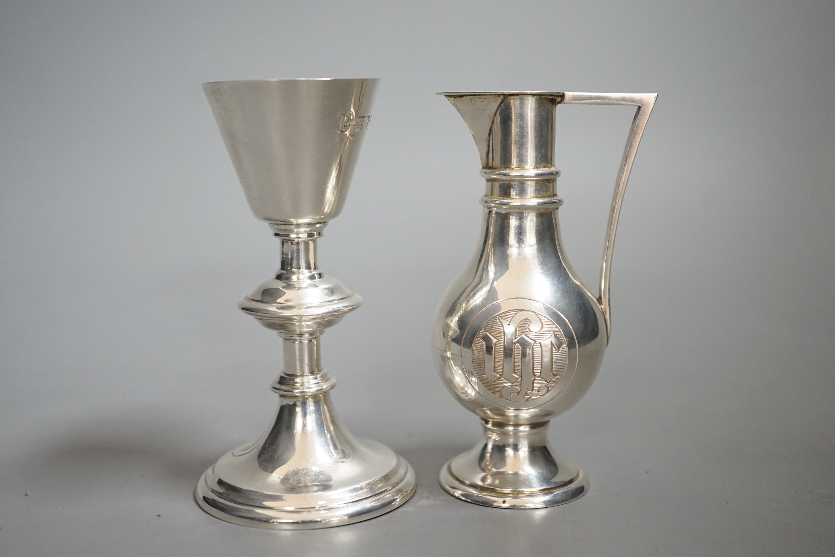 A boxed Edwardian silver two piece communion set, Jones & Willis Ltd, London, 1905, chalice 10.1cm.